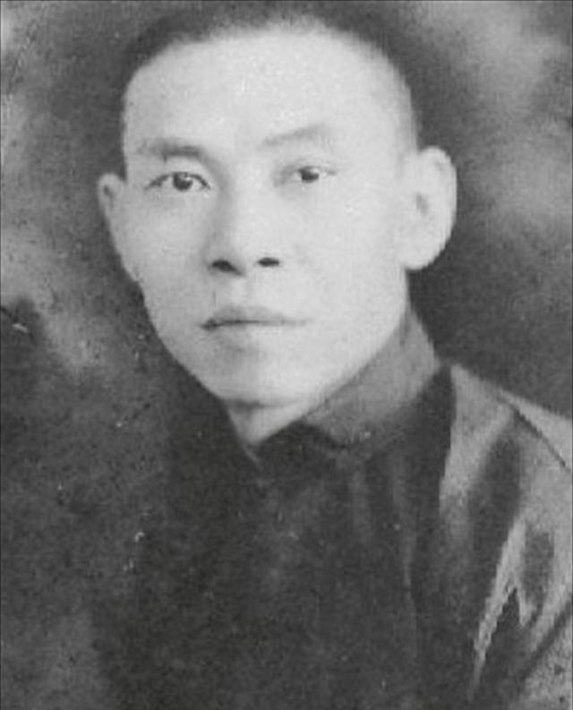 杜月笙走向衰落后,烧毁手中所有欠条,叮嘱不让子孙走