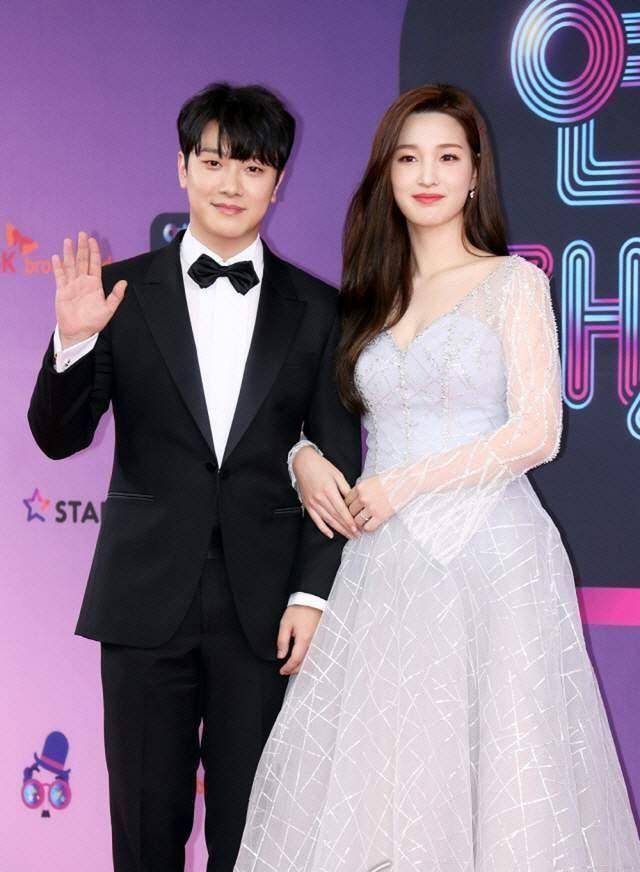 律喜现年31岁男演员盛骏,与洪宗玄,李洙赫,金宇彬,金英光是好朋友