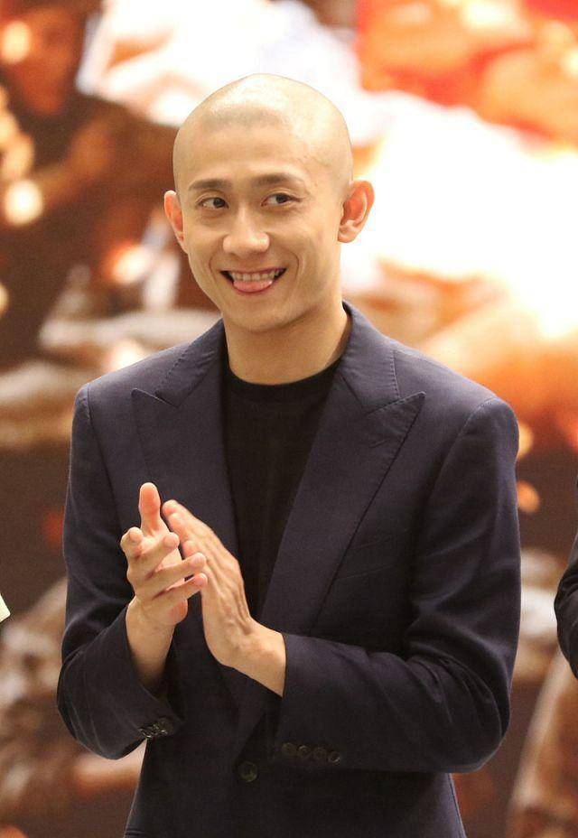 光头张一山正装出席活动,表情严肃一本正经,下一秒就变表情包_演技