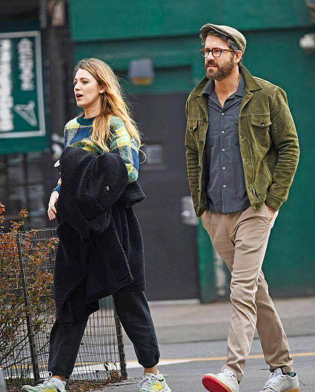 34岁布莱克莱弗利素颜健身炫耀紧实腹肌大11岁丈夫贴心递外套_瑞安