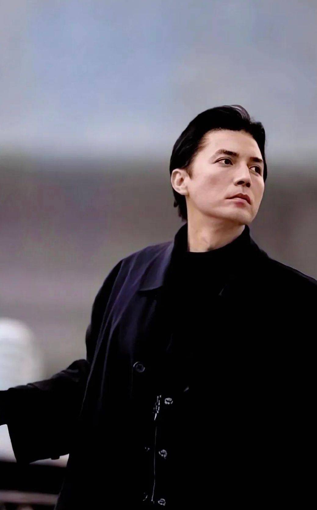 被尊龙的老年状态惊艳:穿衣体面,白发不染,70岁还是优雅贵公子_男人