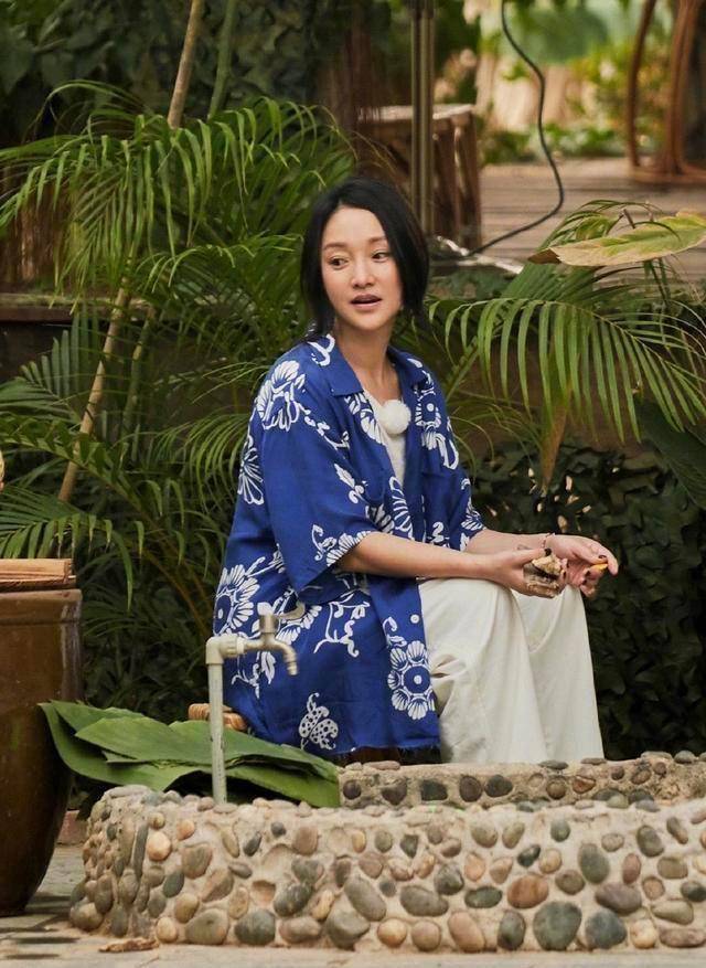 45岁周迅发福厉害变大妈穿t恤藏不住赘肉,创新chanel背法显腰身_感觉