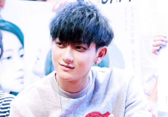 加上黄子韬的面相略带邪魅,并不是正统的阳光帅哥长相,所以黄子韬在