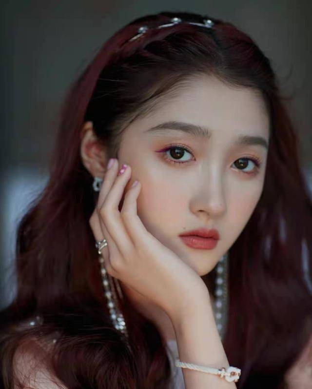 24岁关晓彤红发唱歌,超短裙配黑靴好火辣,舞台魔鬼特效太搞笑了_粉色