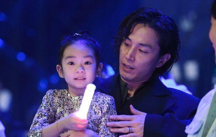 35岁戚薇办生日会,4岁女儿盛装出席,模样堪称"迷你版"戚薇_李乐祺