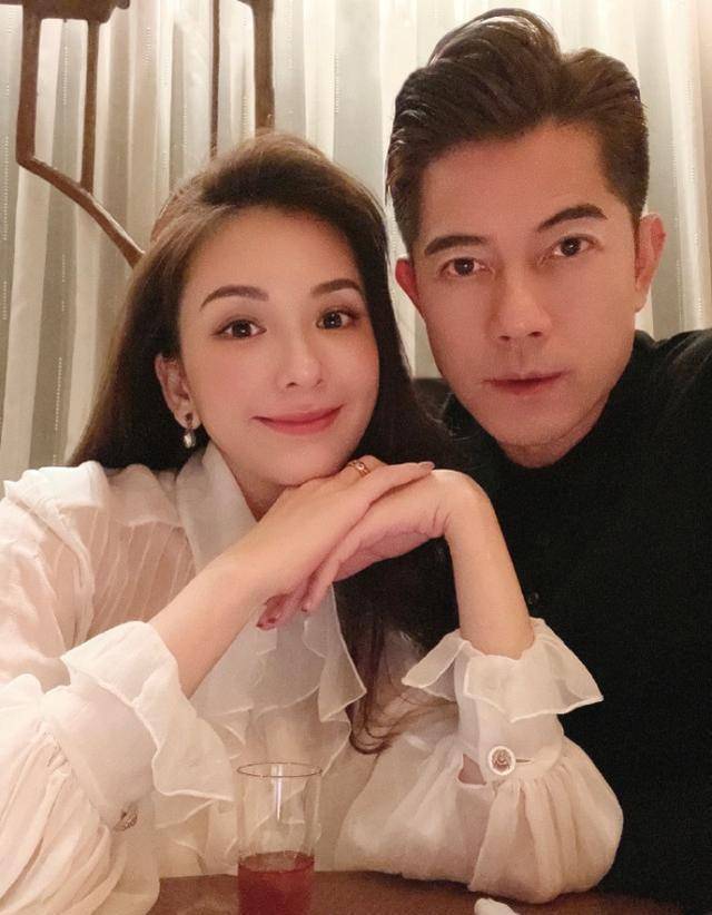 郭富城老婆晒party穿搭,着粉色抹胸裙秀身材,被赞像真人芭比_方媛
