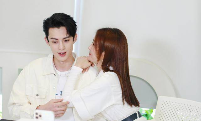 42岁依然单身,秦岚自曝爱情中从未主动过,与王鹤棣演情侣压力大_沈若