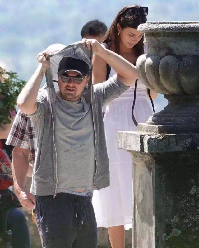 小李子高调秀恩爱,21岁女友穿白裙气质出众,超模身材太惊艳_卡米拉_的