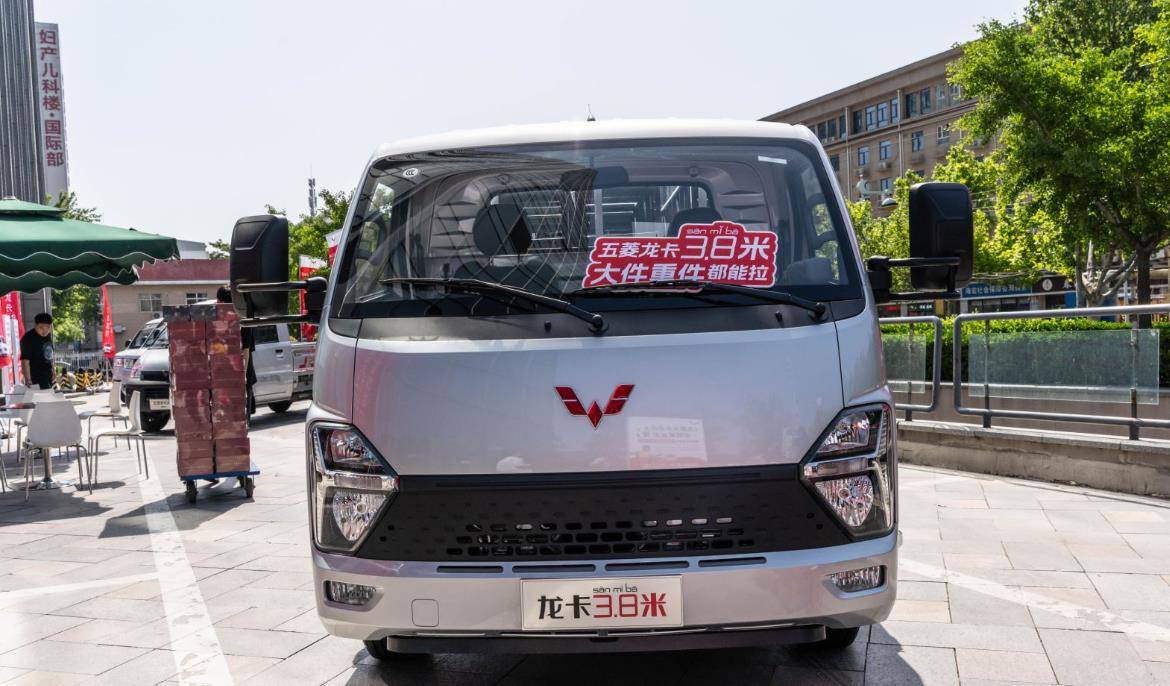 五菱龙卡来了,货箱长达3米8,能装74箱水,还能进城,6.