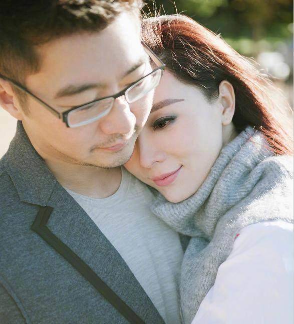 40岁陈数与胡兵合影像兄妹,深v装尽显女人味,与老公花式秀恩爱_生活