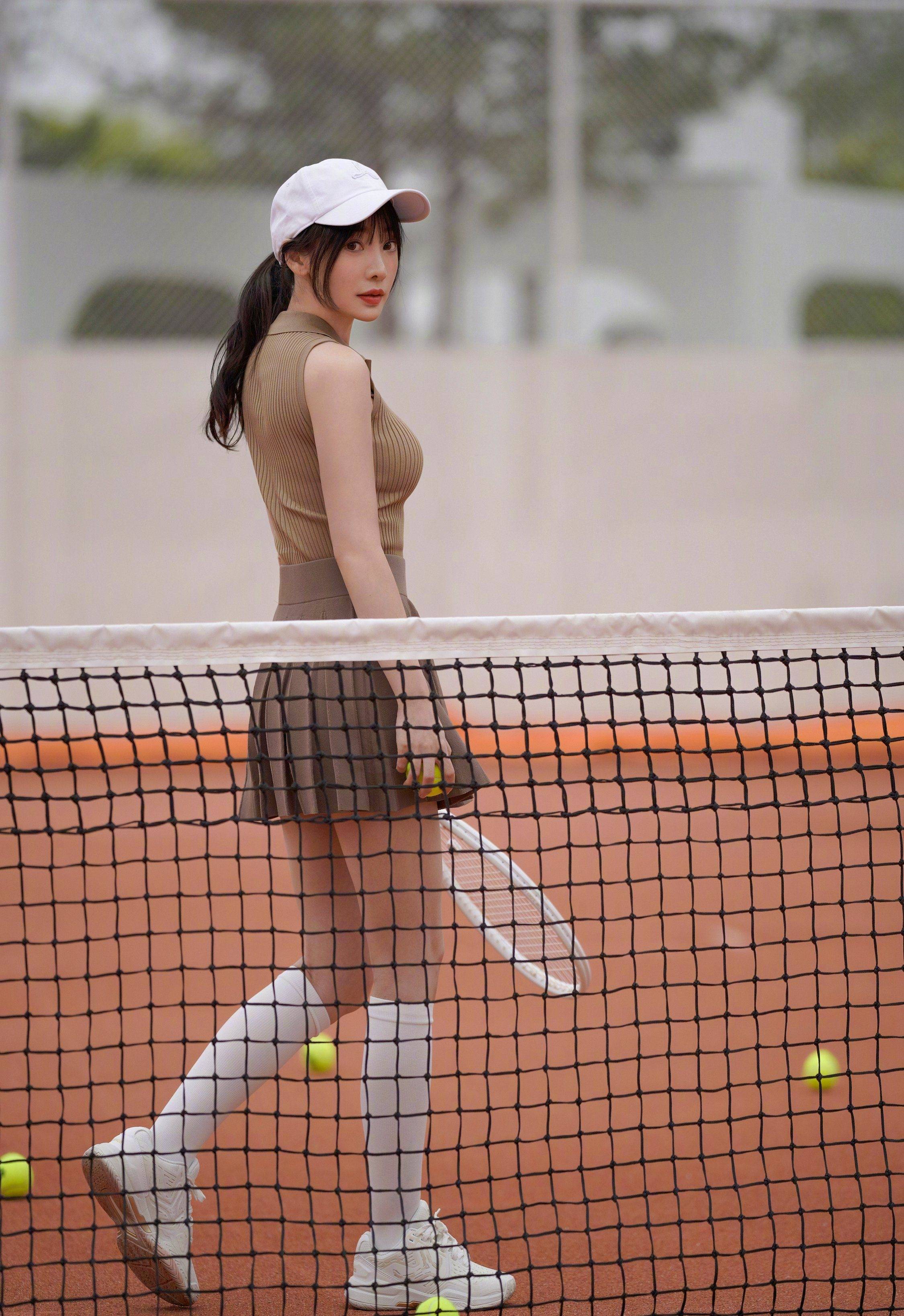 柳岩巧克力色百褶裙运动风写真_好身材_长相_女神