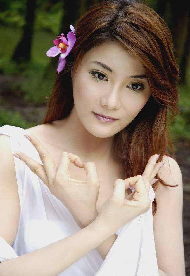 一代"打女"杨丽菁的传奇生涯,53岁的她,身材火辣不减当年_剧中_网友