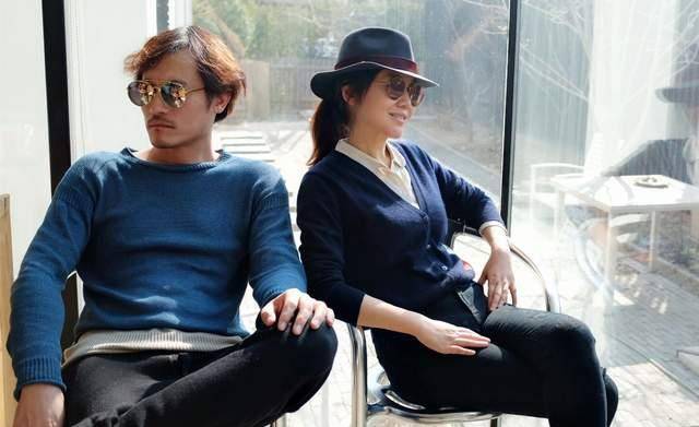 052011年,闫妮和话剧演员王玮相恋,男方比她小了9岁.