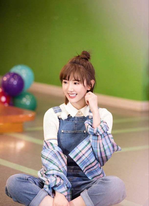 look2:高马尾造型常以披肩短发出镜的毛晓彤,这次以高马尾发型亮相