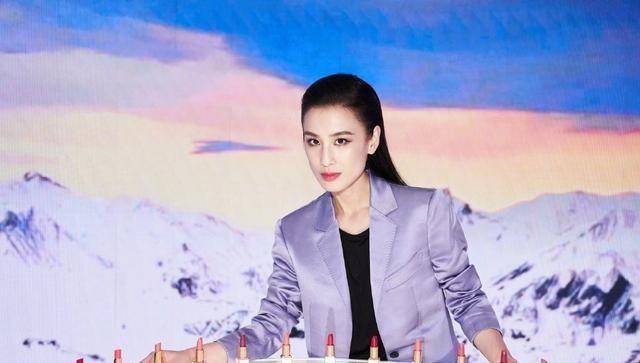 37岁黄圣依雪中漫步,大雪天穿光腿裤秀电线腿,同事随拍美到发光_卫衣