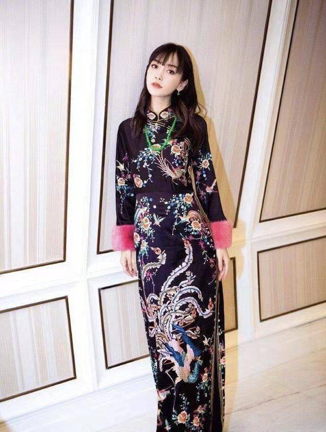 30岁杨颖撞衫54岁刘嘉玲,同穿黑色缎面旗袍,赢了年龄却输了气场_感觉