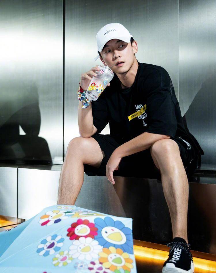 35岁郑恺生日虔诚许愿,被曝耳朵与妻子一模一样,暴肥40斤认不出_苗苗_