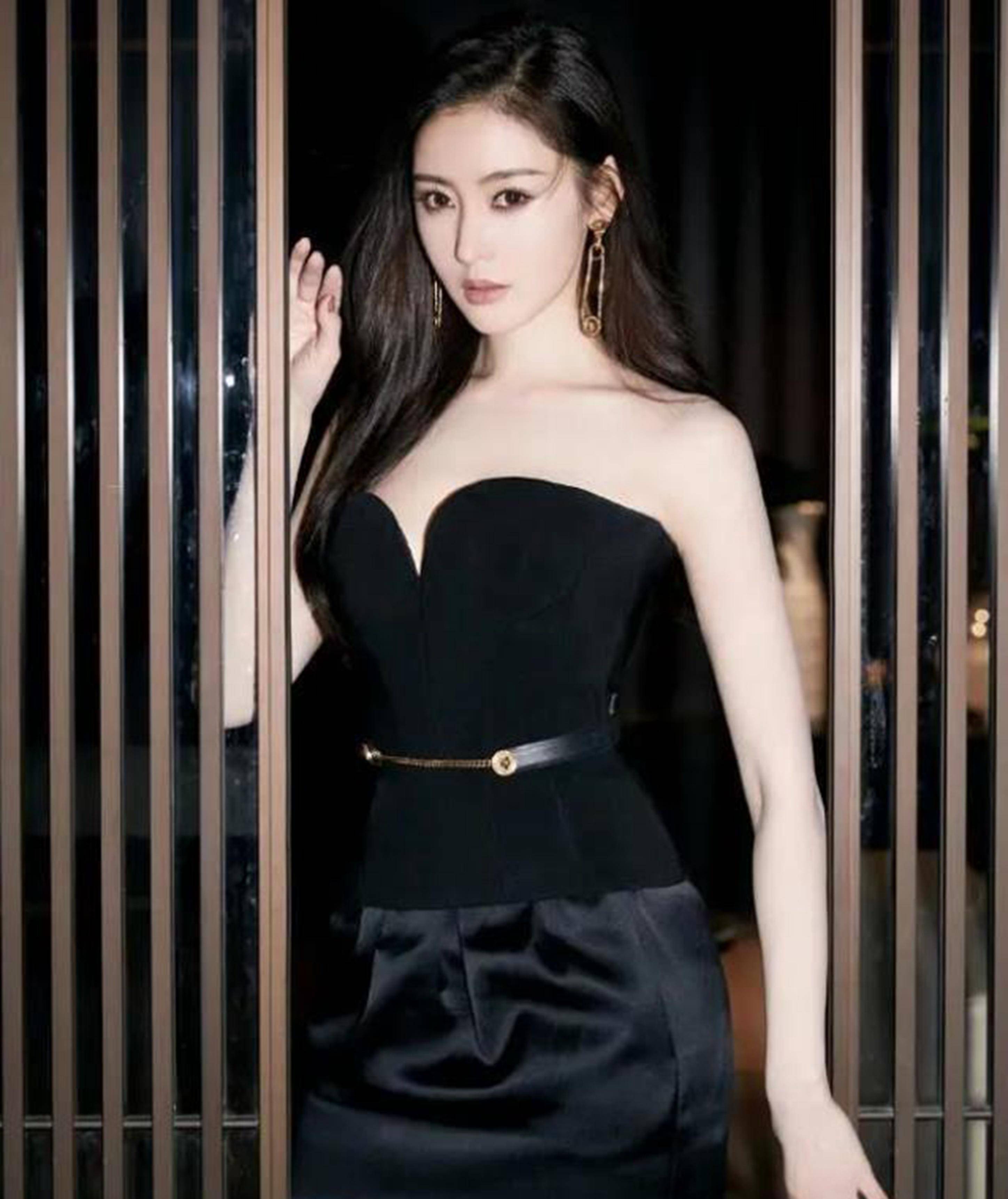 张天爱四肢纤细却拥有"时尚身材",黑色上衣和贴身裙,美不胜收_美貌