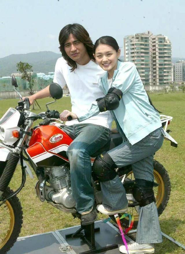 45岁大s容颜未改,回看杉菜时期美照,穿搭过时但颜值出众_气质_青春_齐