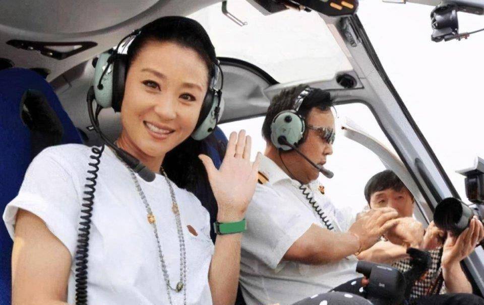 43岁苗圃出镜,嫁入豪门开私人飞机,大19岁老公长相一言难尽_陈义红