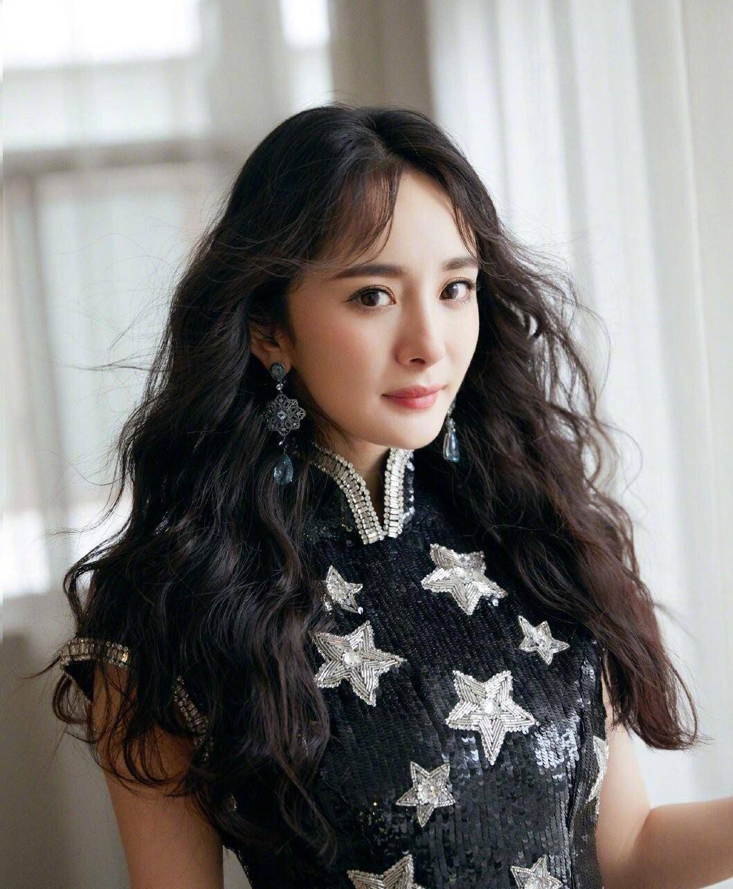 32岁杨幂衣品名不虚传,穿亮片星星裙出席活动,搭中分卷发美呆了