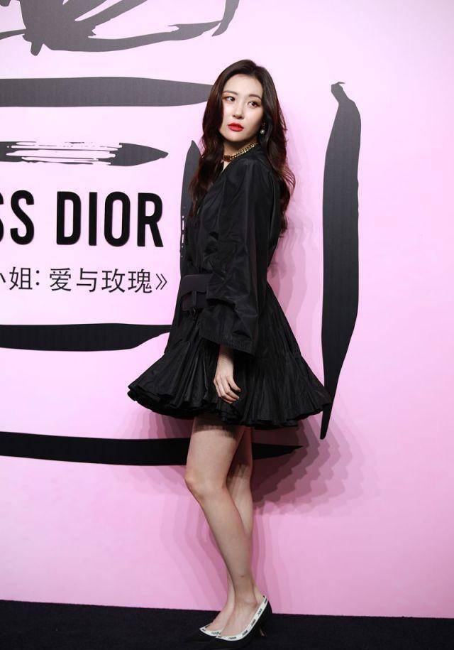 27岁宣美放大招,蝴蝶印花裙搭朝天辫,只遮重点秀出完整腿长_美的_短裙