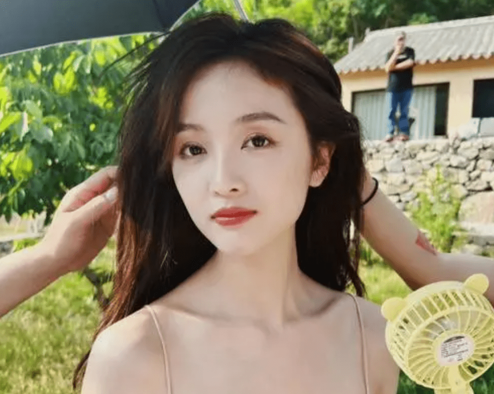 曝28岁三线女星一年狂赚上亿元!