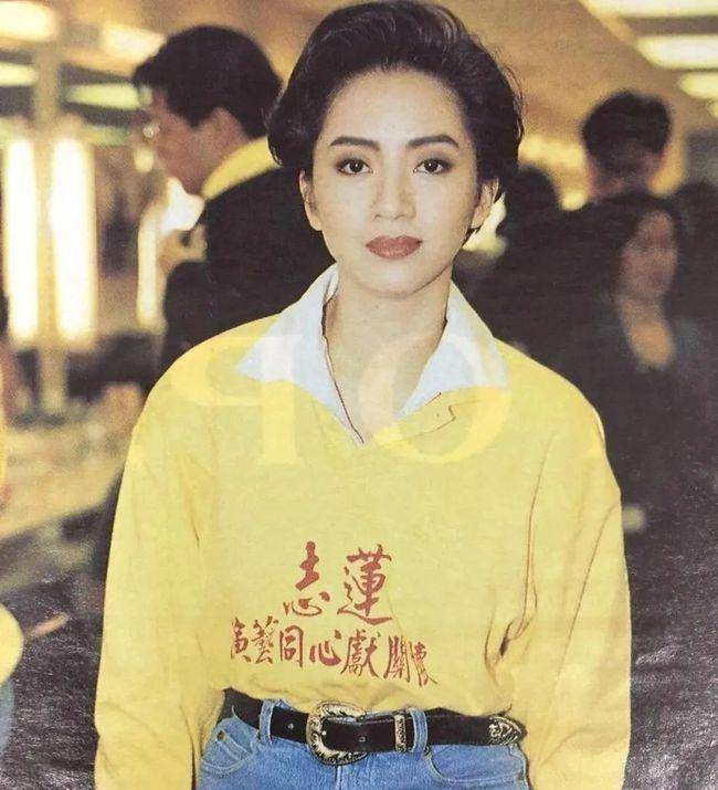 梅艳芳年轻时的穿搭,之所以这么经典好看,是因为在单品上,她选择的永