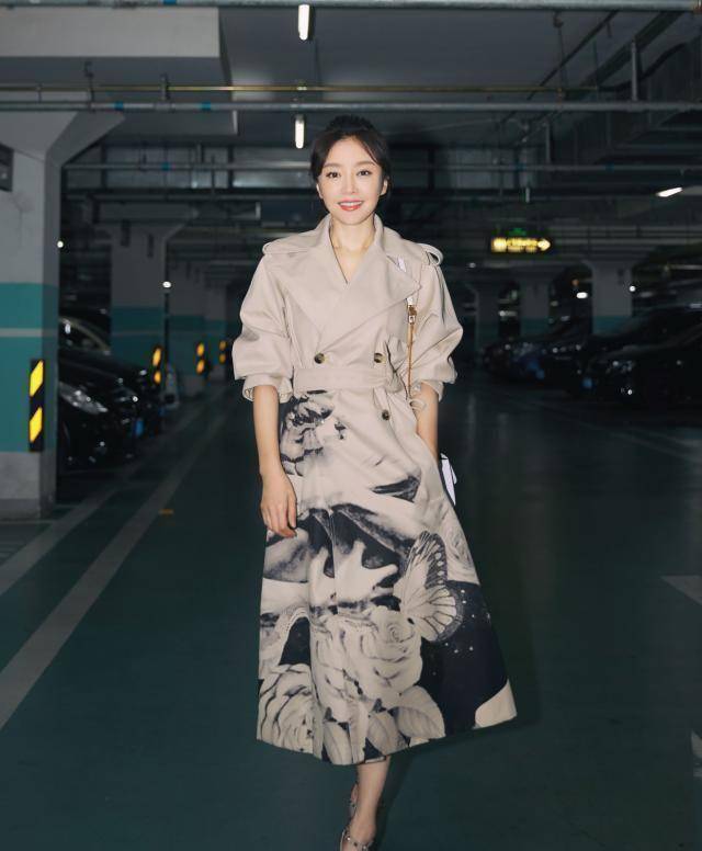 身穿真空风衣温柔大气,高扎马尾像20岁少女_衣服_造型_姐姐