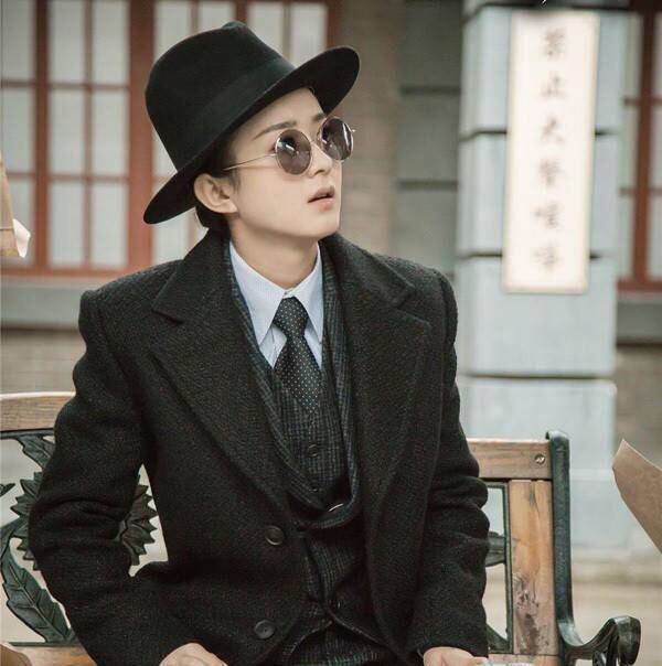 这还是我第一次看张娜拉穿西装呢,这次她穿了一身西装简直是帅呆了