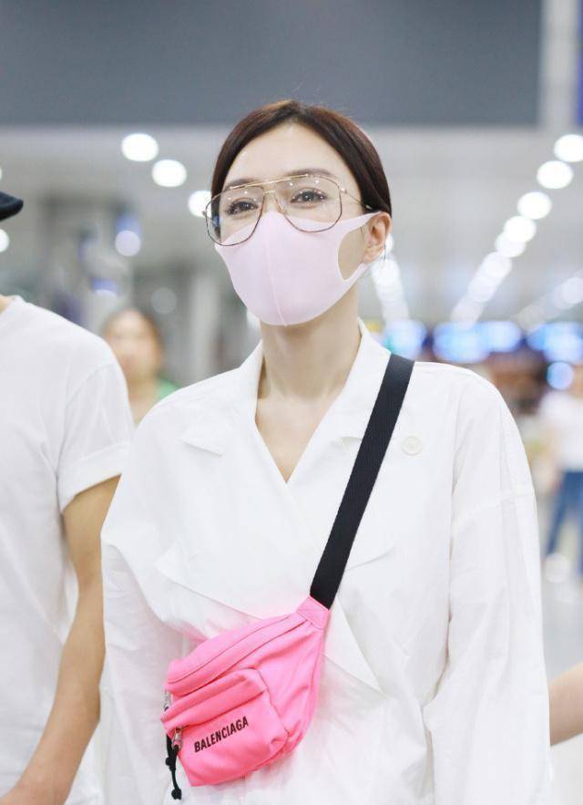 秦岚扎麻花辫走机场,穿2600牛仔裤和7180粉色腰包,美得低调_气质_口罩