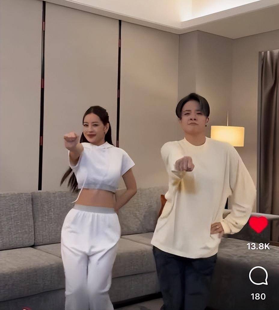 比较照顾刘逸云,而芝芙也喜欢刘逸云这个类型,芝芙的前女友跟刘逸云有