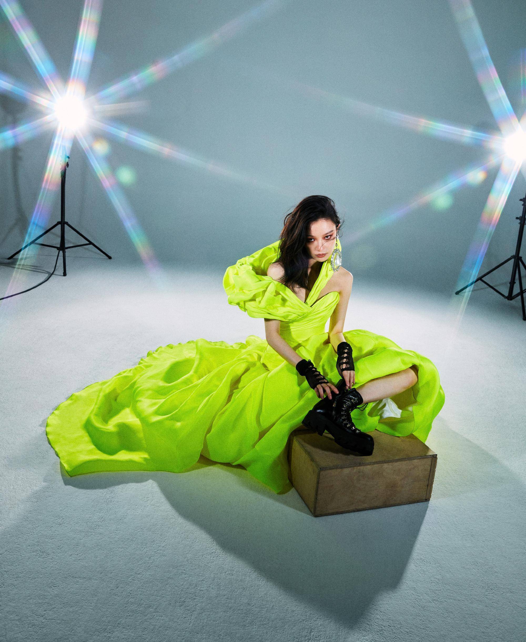 封面倪妮《费加罗男士》身着黑衣抹身秀黄蜂腰,太火了_时尚_连衣裙