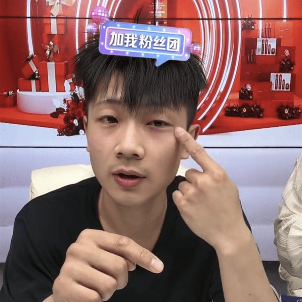 主持人怒怼网红"淄博鸭头小哥",称其装傻充愣,本人评论区沦陷_梁爽