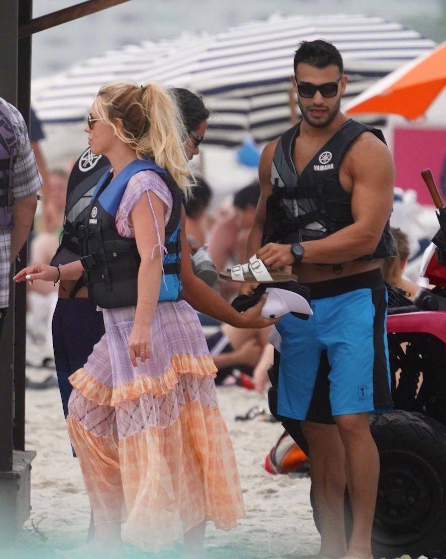 男友sam asghari一个多月的调理后,当天在迈阿密沙滩边的布兰妮一看就