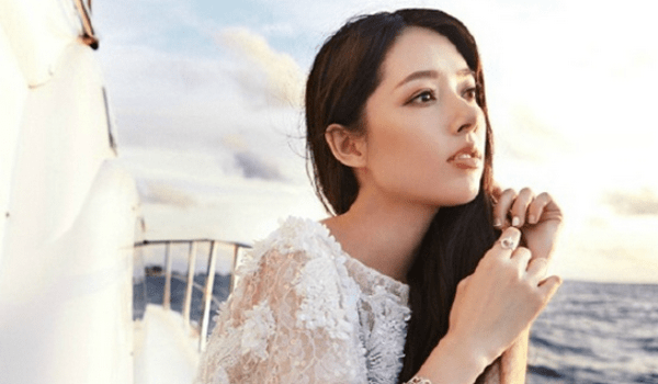 当上了一名模特儿,和曾轶可有过暧昧的恋情,郭碧婷从一开始,就受到了