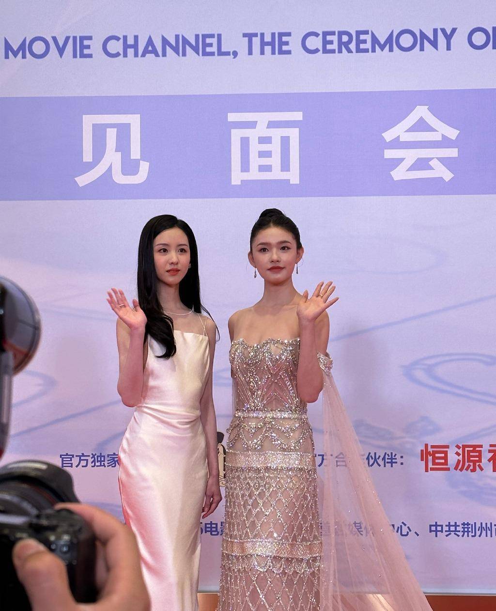 他们的身高差不多;年龄上,林允比陈都灵大;论发型和裙子的设计,林允