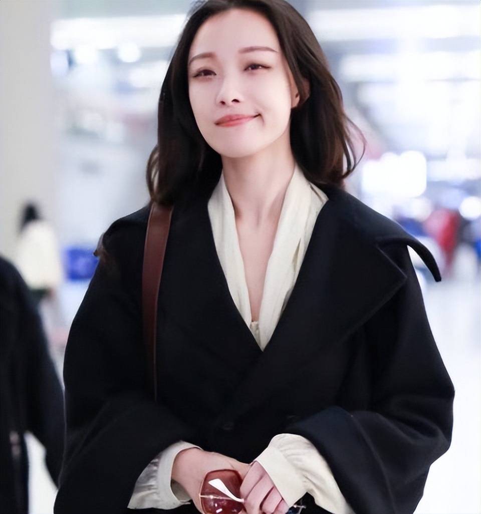 33岁倪妮晒近照,穿紧身运动衣在厕所秀腹肌,身后马桶实力抢镜_身材