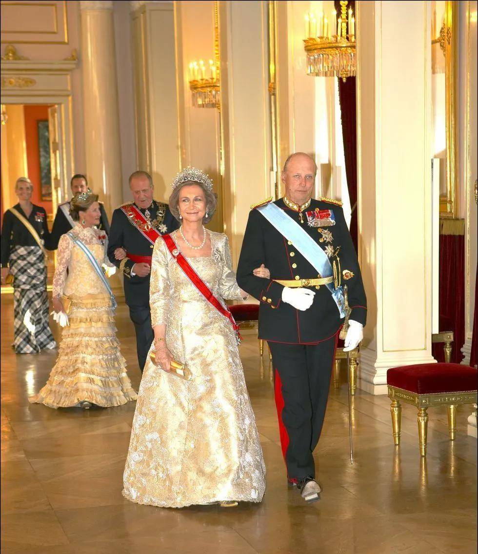 西班牙王室太穷了,体针只能靠招数,一件件拼凑