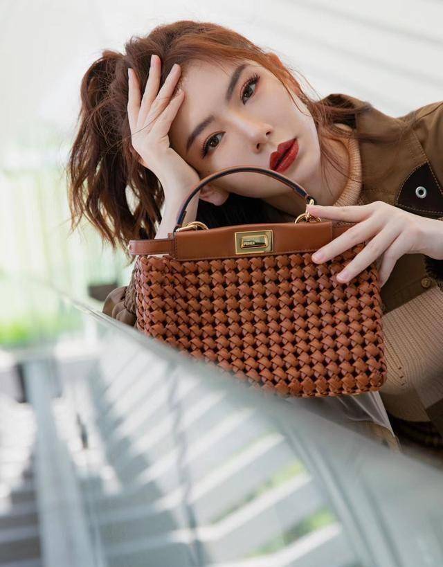 35岁的戚薇却有20岁颜值,少女风卡通卫衣甜美可爱,谁穿谁减龄_外套