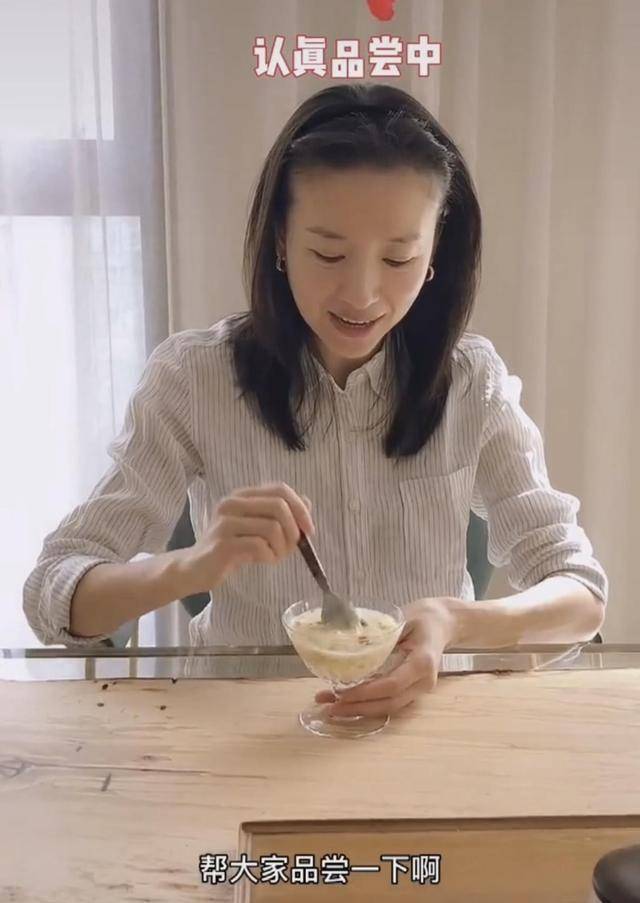 40岁董洁素颜出镜,穿条纹衬衫做甜点,戴发箍露大脑门显老气_元素_颜色