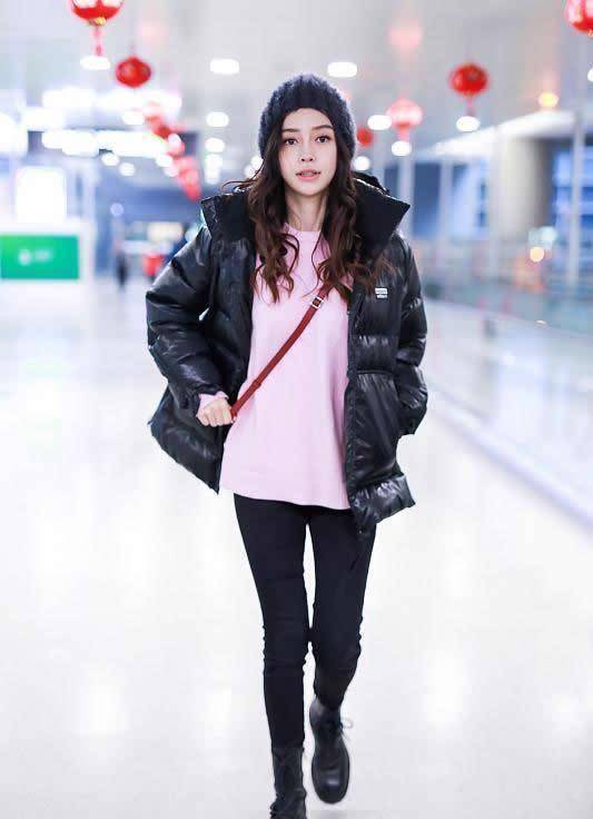 angelababy杨颖是真美女,戴雷锋帽配黑色上衣都很好看,又酷又潮_外套