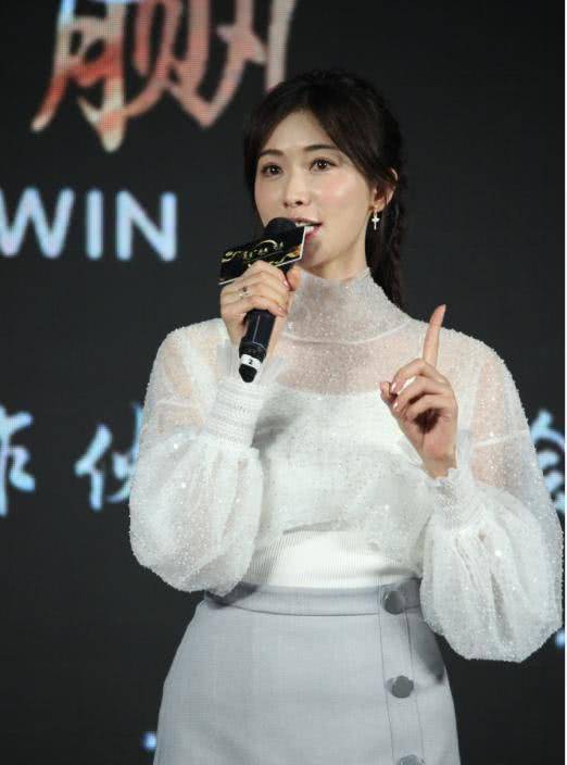 45岁林志玲终于不"作妖",穿微透薄纱上衣配半身裙,美得不敢认_设计_版