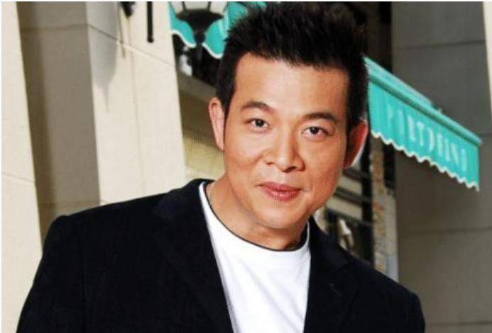 54岁香港戏骨坐高铁到横店,发文感恩有工作,独自提行李自备食物_吴毅