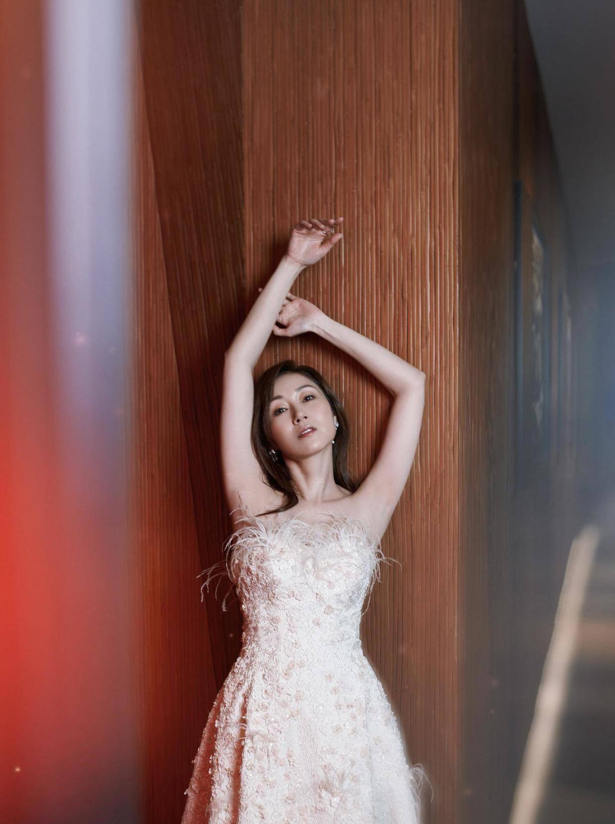 51岁万绮雯真会打扮,穿红色蕾丝连衣裙太撩人,这气质大婶很少见_线条