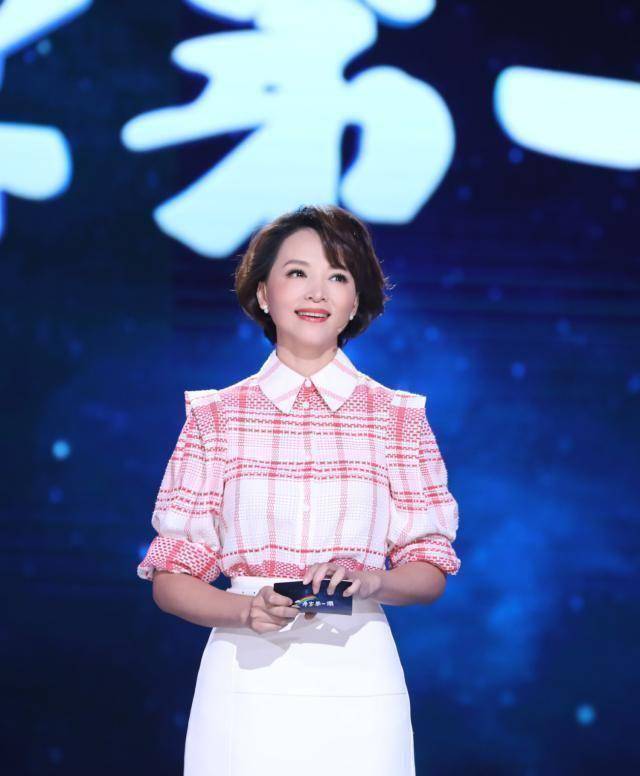 45岁董卿真优雅,粉色衬衫配白色半裙录节目,刘海短发很减龄_身材_衣服