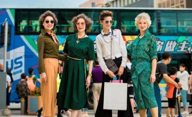 72岁奶奶穿旗袍走秀,不惧年龄活出精彩,美得让人惊叹_老年人_时尚