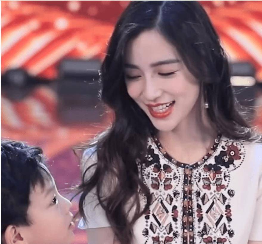 baby与鞠婧祎在电视的"照妖镜"下,谁是真正的国民女神一目了然!
