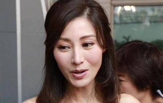 51岁李嘉欣和10岁儿子咬饼干,晒孩子正脸,笑称富三代老公是活宝