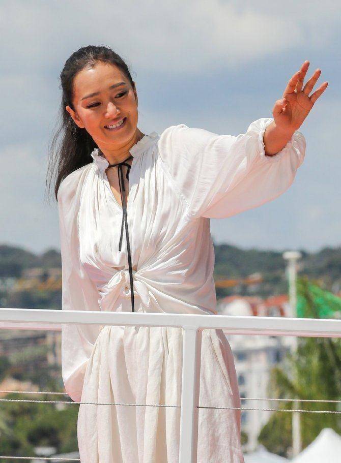 53岁巩俐换新造型!穿白色连体裤美如画!